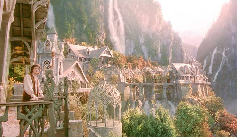 Bildet viser en scene fra den første Ringenes herre-filmen. Den viser hobbiten Frodo som ser utover fra en balkong.