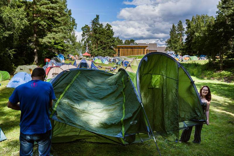 Bildet viser ungdommer som setter opp teltene sine på Utøya. Her skal de være med på sommerleir.