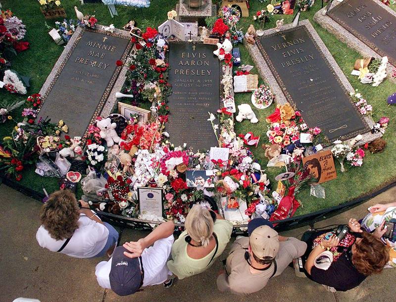 Bildet viser graven til Elvis med familie. 