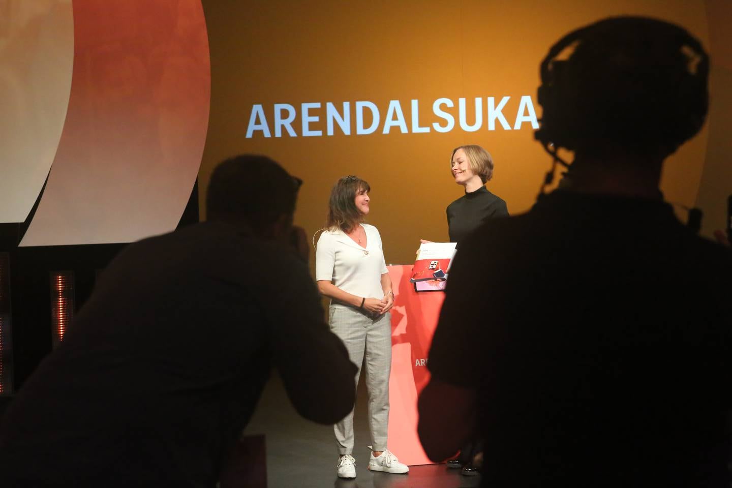 Bildet viser kommisjonens leder Kjersti Løken Stavrum og medieminister Anette Trettebergstuen med rapporten fra Ytringsfrihetskommisjonen.