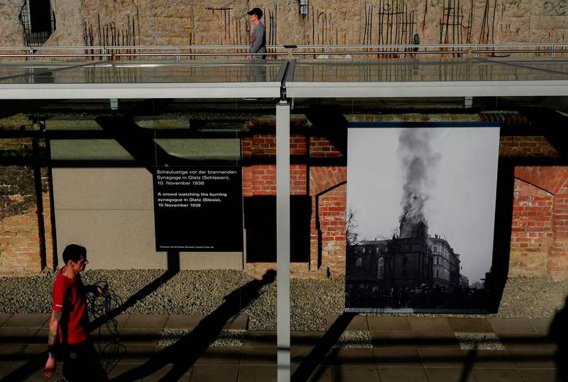 Bildet viser bilder av ødelagte bygninger i Berlin for 80 år siden.