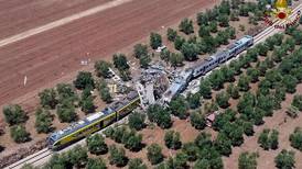 Minst 20 døde i togkrasj