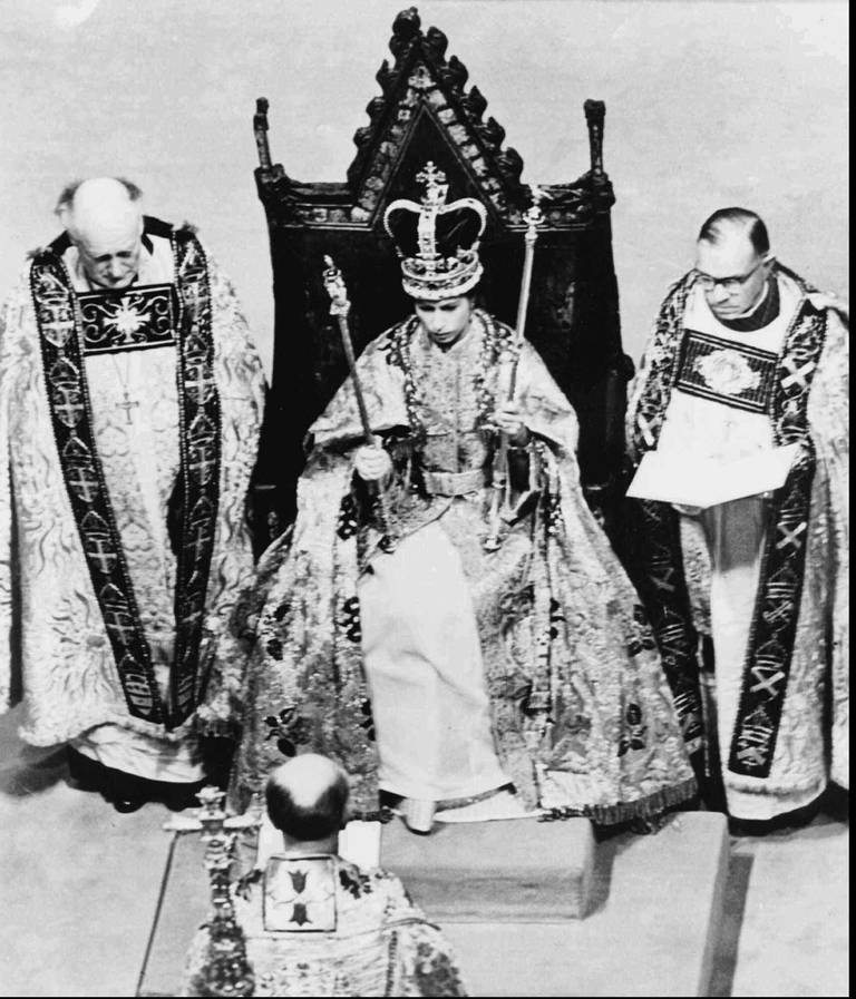 Bildet er av dronning Elizabeth under kroningen.