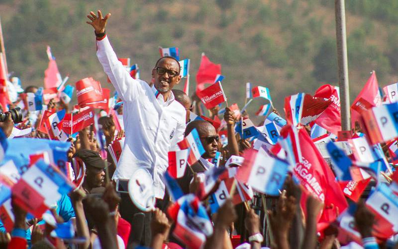 Bildet viser Paul Kagame. Han vinker til masse folk på valgkamp i hovedstaden Kigali.