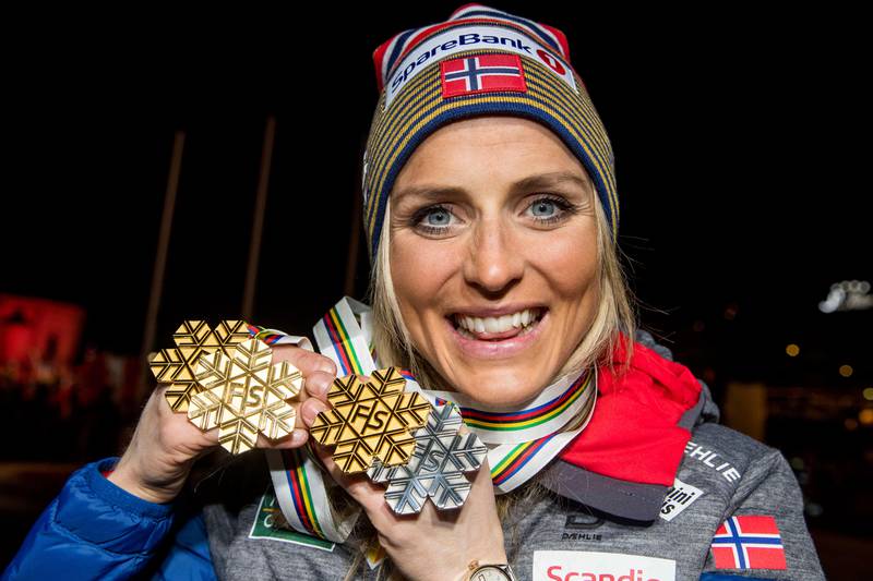 Bildet viser Therese Johaug med medaljene sine.