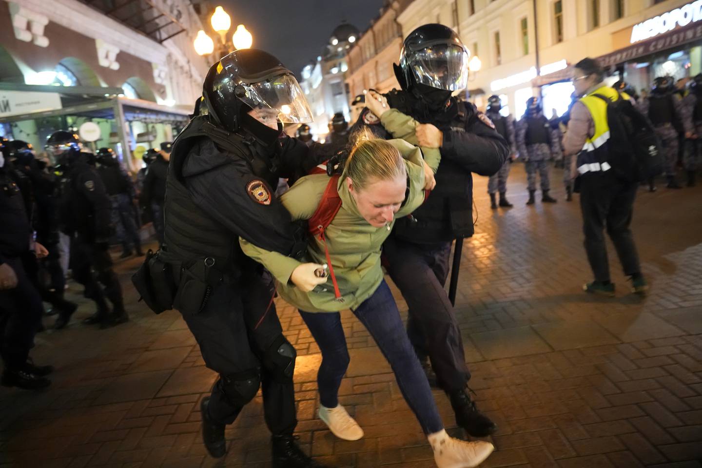 En kvinne blir pågrepet av russisk politi i Moskva for å ha deltatt i en demonstrasjon mot Putins kunngjøring av mobiliseringen av 300.000 reservister. Foto: Aleksander Zemlianitsjenko / AP / NTB
