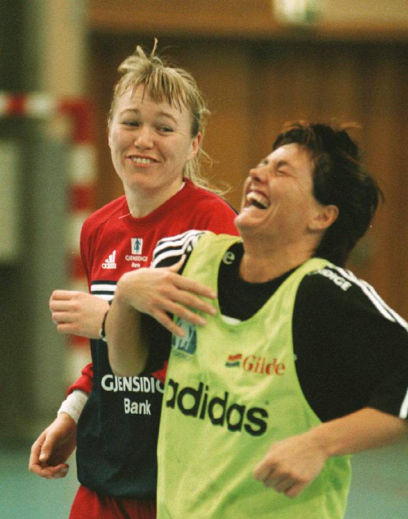 Bildet viser Cecilie Leganger og Trine Haltvik som ler mens de løper.