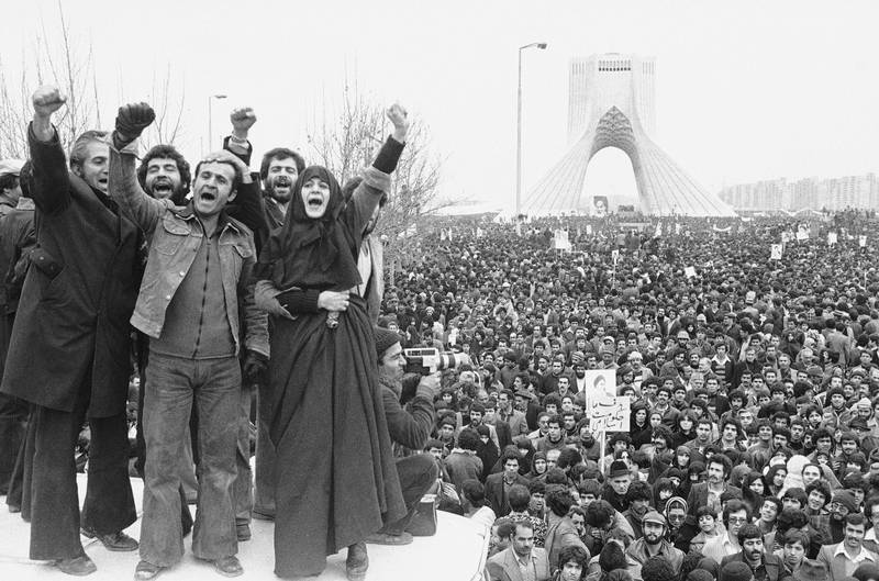 Bildet viser folk som jubler etter den iranske revolusjonen i 1979.