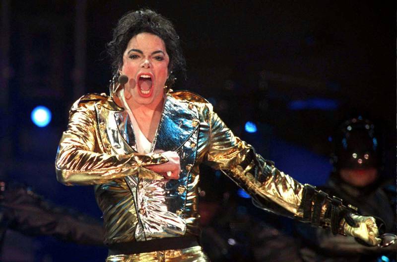 Bildet viser Michael Jackson på scenen.