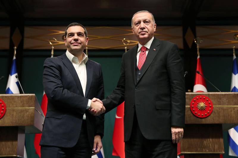 Bildet viser statsminister Alexis Tsipras fra Hellas og Tyrkias president Recep Tayyip Erdogan. De håndhilser.