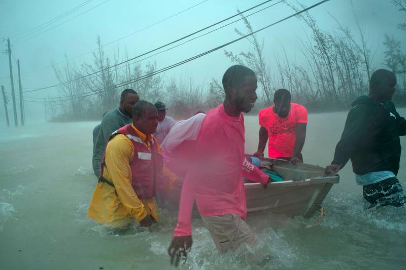Bildet viser frivillige som redder folk fra oversvømmelsene på øya Grand Bahama. 