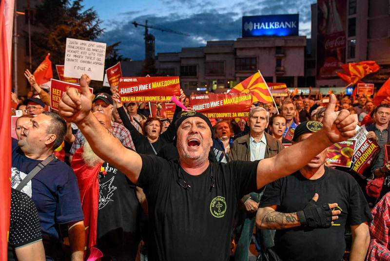 Bildet viser makedonere som protesterer mot nytt navn i gatene i Skopje.