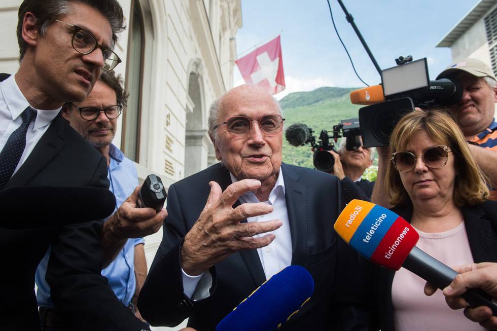 Sepp Blatter utenfor rettslokalet i Bellinzona. Foto: Alessandro Crinari / Keystone via AP / NTB