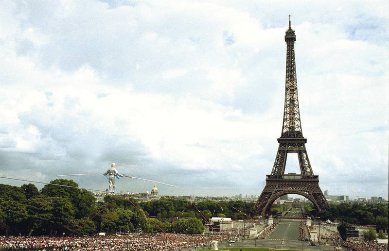 Bildet viser Pierre Gleizes som går på line foran Eiffel-tårnet.