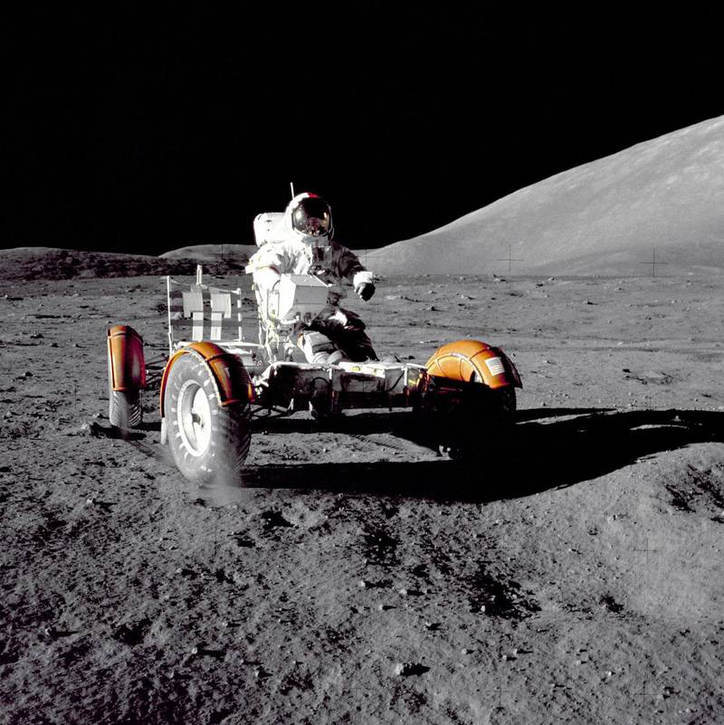 Bildet viser astronauten som kjører bil på månen.