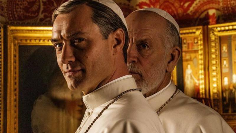 Bildet viser Jude Law og John Malkovich som paver i serien «The New Pope».