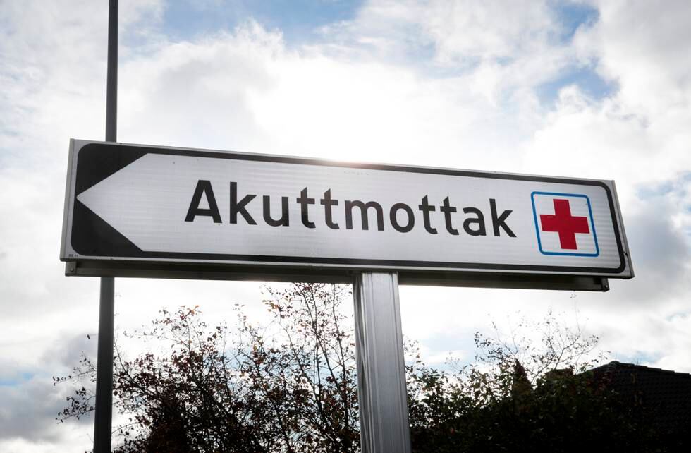Bildet er av et skilt med en pil som peker mot venstre. Til høyre er det et symbol for et sykehus, og i midten er teksten "Akuttmottak". Bildet er fra utenfor Akershus universitets-sykehus (Ahus).
Foto: Lise Åserud / NTB