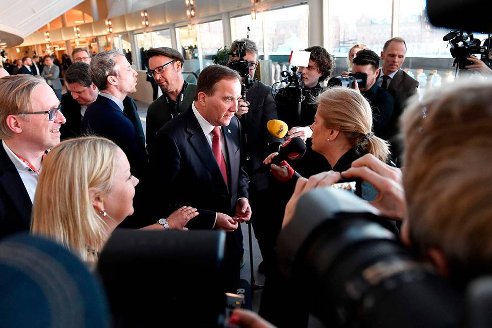 Bildet viser Stefan Löfven som blir intervjuet av pressen.