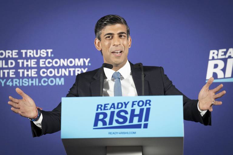 Tidligere finansminister Rishi Sunak regnes som en av favorittene til å etterfølge Boris Johnson og har  begynt valgkampen. Foto: Stefan Rousseau / PA via AP / NTB