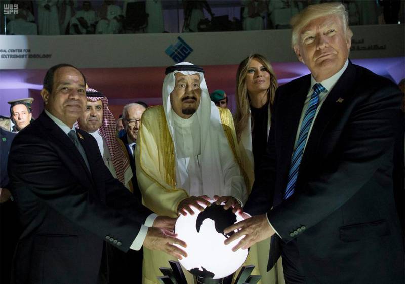Bildet viser Egypts president Abdel Fattah al-Sissi, Kong Salman av Saudi-Arabia, USAs førstedame Melania Trump og president Donald Trump. De står rundt en lysende globus. Mennene holder to hender på globusen.