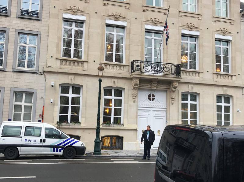 STOPP: Bryske vakter står utenfor Storbritannias ambassade i Brussel. I flere timer har de voktet inngangen. Britenes statsminister Theresa May er i Belgia for å delta i avstemningen om avtalen mellom EU og Storbritannia.