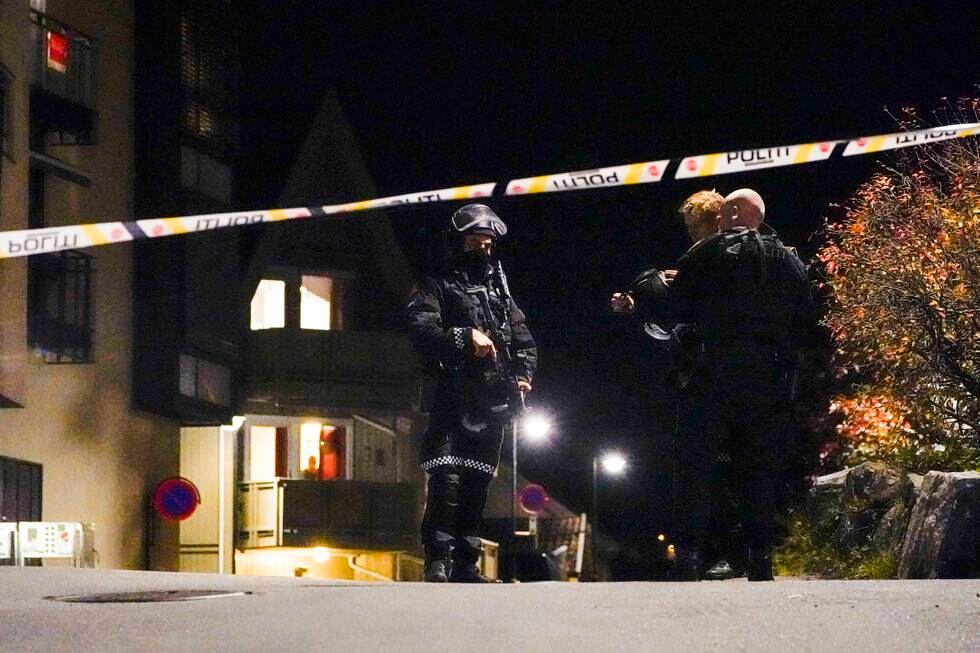 Bildet er av politi som gjør undersøker i Kongsberg sentrum etter angrepet onsdag. En av politifolkene er i full uniform med automatvåpen.
Foto: Håkon Mosvold Larsen / NTB