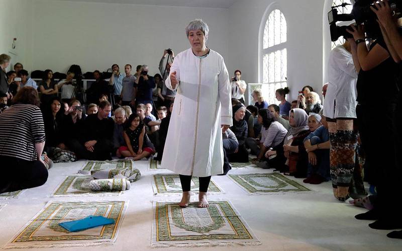 Bildet viser den Seyran Ates i moskeen hun leder. Hun er kvinne og imam. Kvinner og menn sitter sammen i moskeen.
