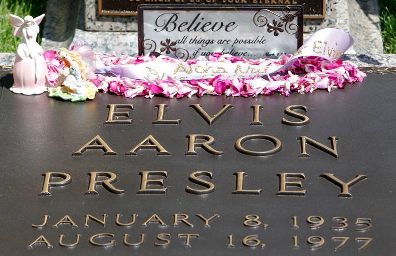 Bildet viser graven til Elvis Presley.