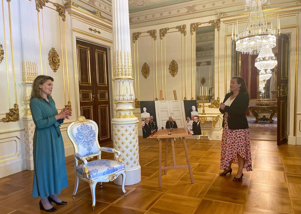 Gunhild Varvin til venstre på bildet er leder for De kongelige samlinger. Her står hun i Den hvite salong.
