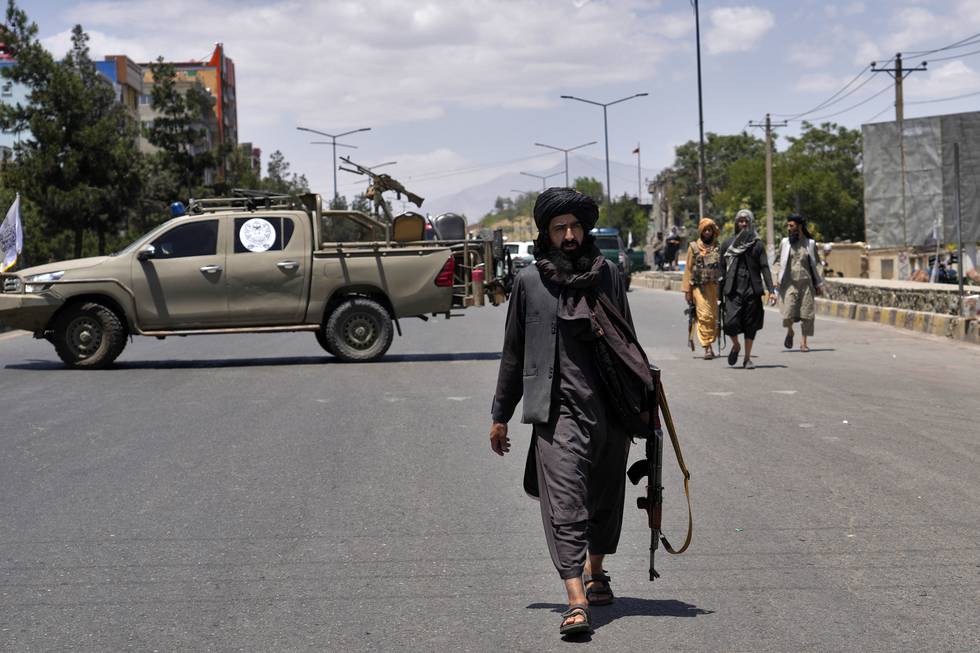 Bildet viser en Taliban-kriger på vakt i Kabul 18. juni etter at flere eksplosjoner rammet den afghanske hovedstaden.