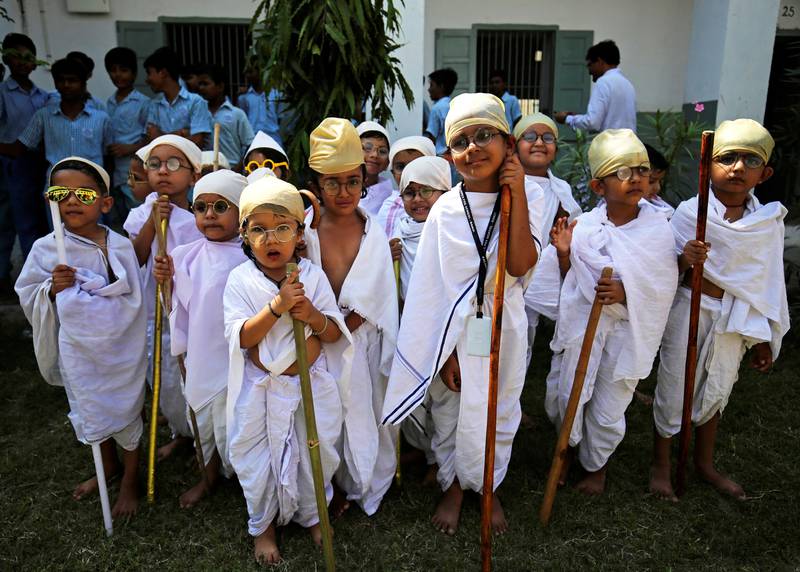 Bildet viser skolegutter kledd som Mahatma Gandhi.