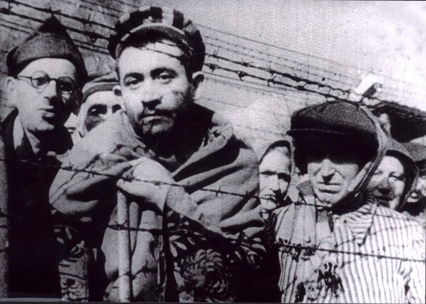 Bildet viser flere av fangene i Auschwitz. Så mange som 2 millioner kan ha blitt drept i konsentrasjons-leiren. Armin Eichenbaum var en av de som overlevde.