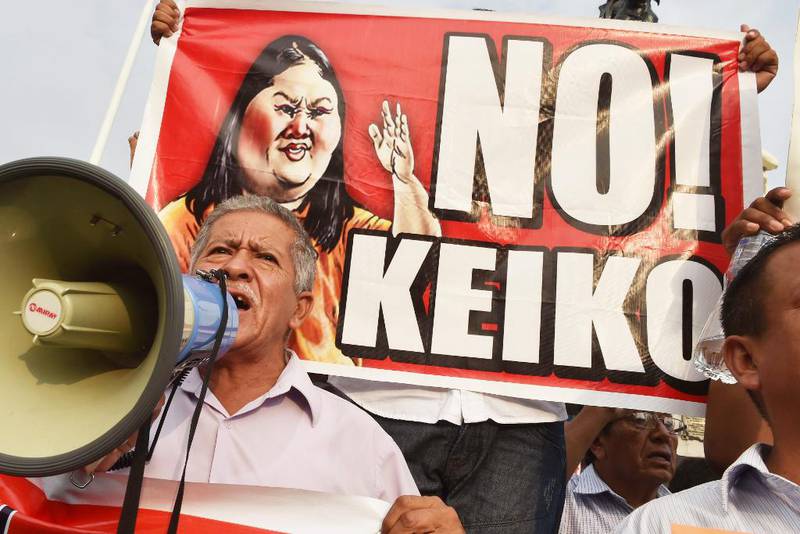 Bildet viser folk som demonstrerer. De bærer en plakat med tegning av Keiko Fujimori. 