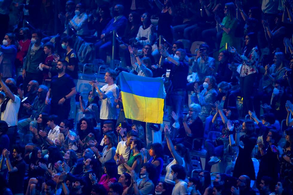 Bildet er fra semifinalen da det ukrainske bidraget sang. Bildet viser mange mennesker i salen og noen som holder opp et ukrainsk flagg. Mange nordmenn har reist til Torino i Italia for å se Eurovision-finalen.
