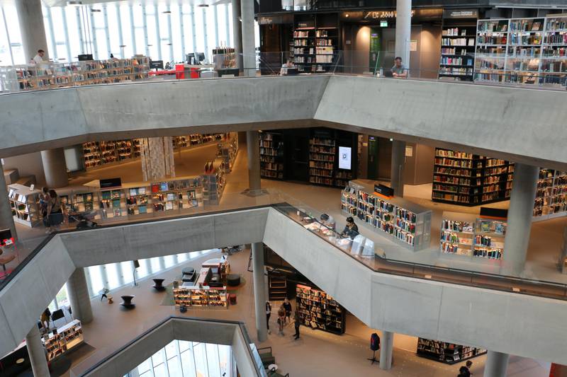 Bidet viser flere av etasjene i det nye biblioteket i Oso. Det er tatt fra siden, så du ser inn i flere ulike etasjer. De har store åpninger mot midten.