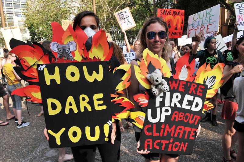 Bildet viser folk som protesterer mot dagens klimapolitikk. Plakater sier blant annet «Hvordan våger dere».