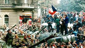 50 år siden tanksene rullet inn i Praha