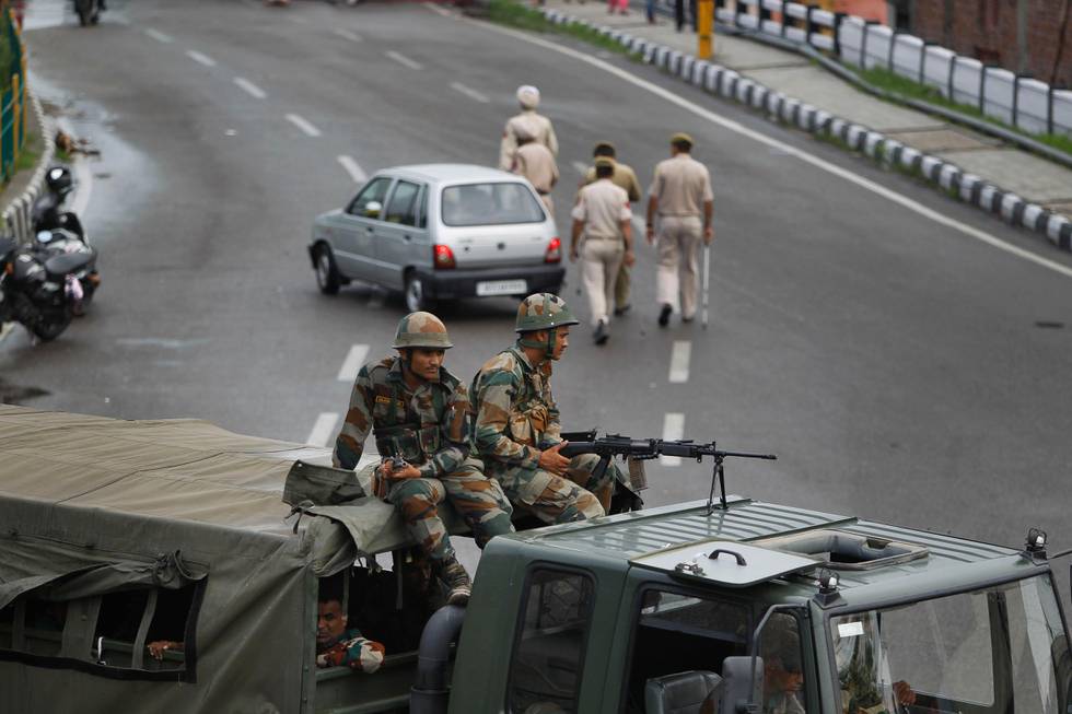 Bildet viser soldater på plass i byen Jammu mandag. Den ligger i den indiske delen av området Kashmir.