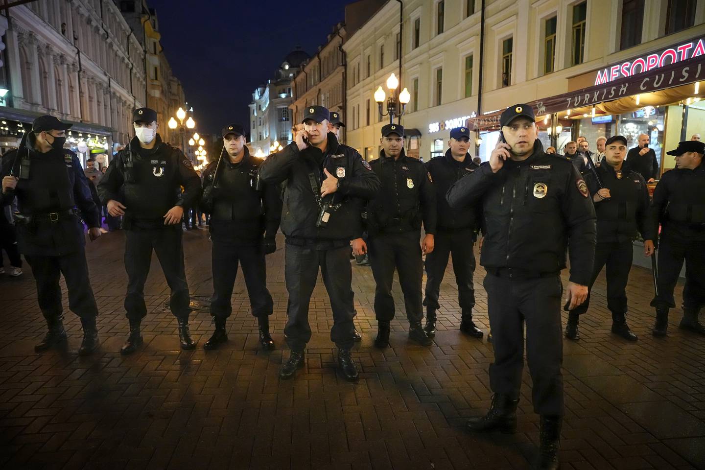 Russisk politi i gatene i Moskva. Foto: Aleksander Zemlianitsjenko / AP / NTB