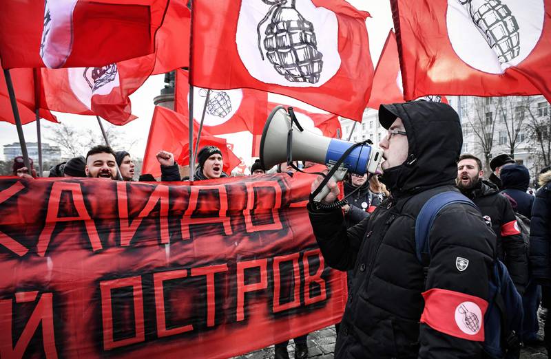 Bildet viser folk i Moskva som protesterer.