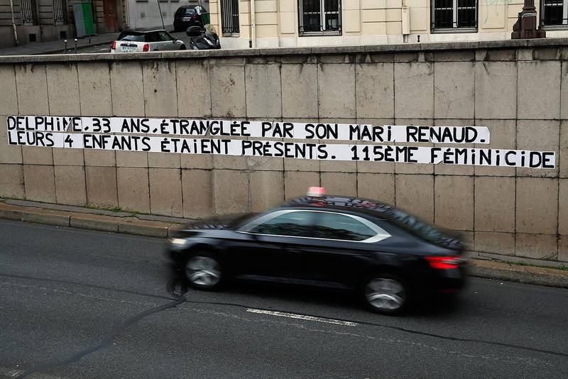 Bildet viser plakater med teksten: «Delphine, 33 år. Kvalt av ektemannen Renaud. Deres fire barn var til stede. 115. kvinnedrap». Det står det på en mur i Paris i Frankrike. 