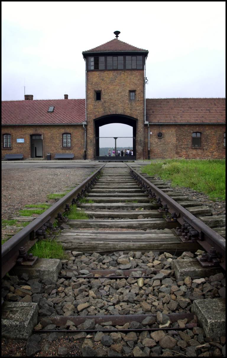 Konsentrasjonsleiren Auschwitz. Jernbanesporet førte rett inn i gasskammeret. Bildet tatt i 2001. Arkivfoto: Tor Richardsen / NTB
