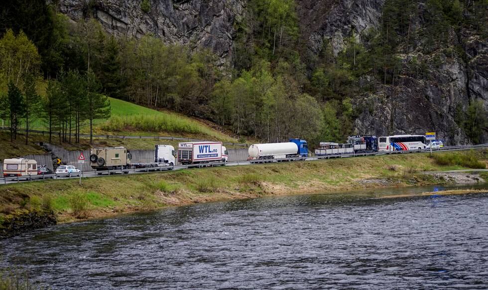 Bildet viser mange kjøretøy i kø. Veien ble stengt etter ulykken på E16 ved Seimsvatnet på Voss. 
Foto: Sandor Dahl / NTB