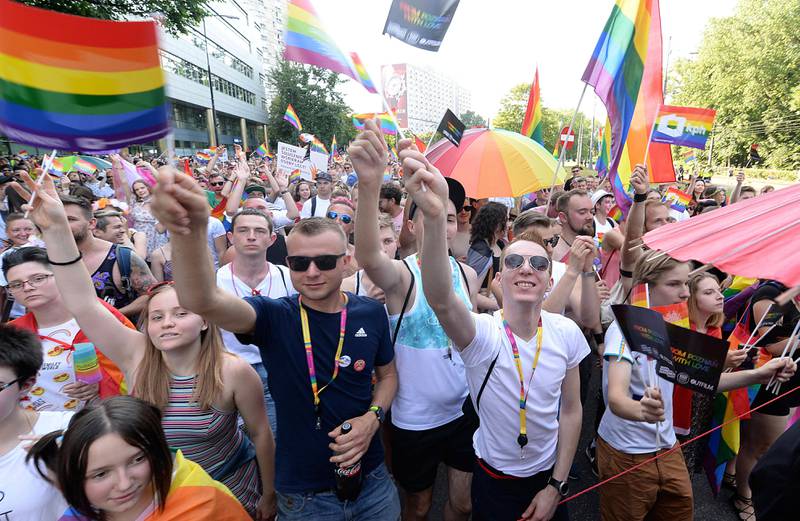 Bildet viser folk i Pride-tog i Polen i 2018.