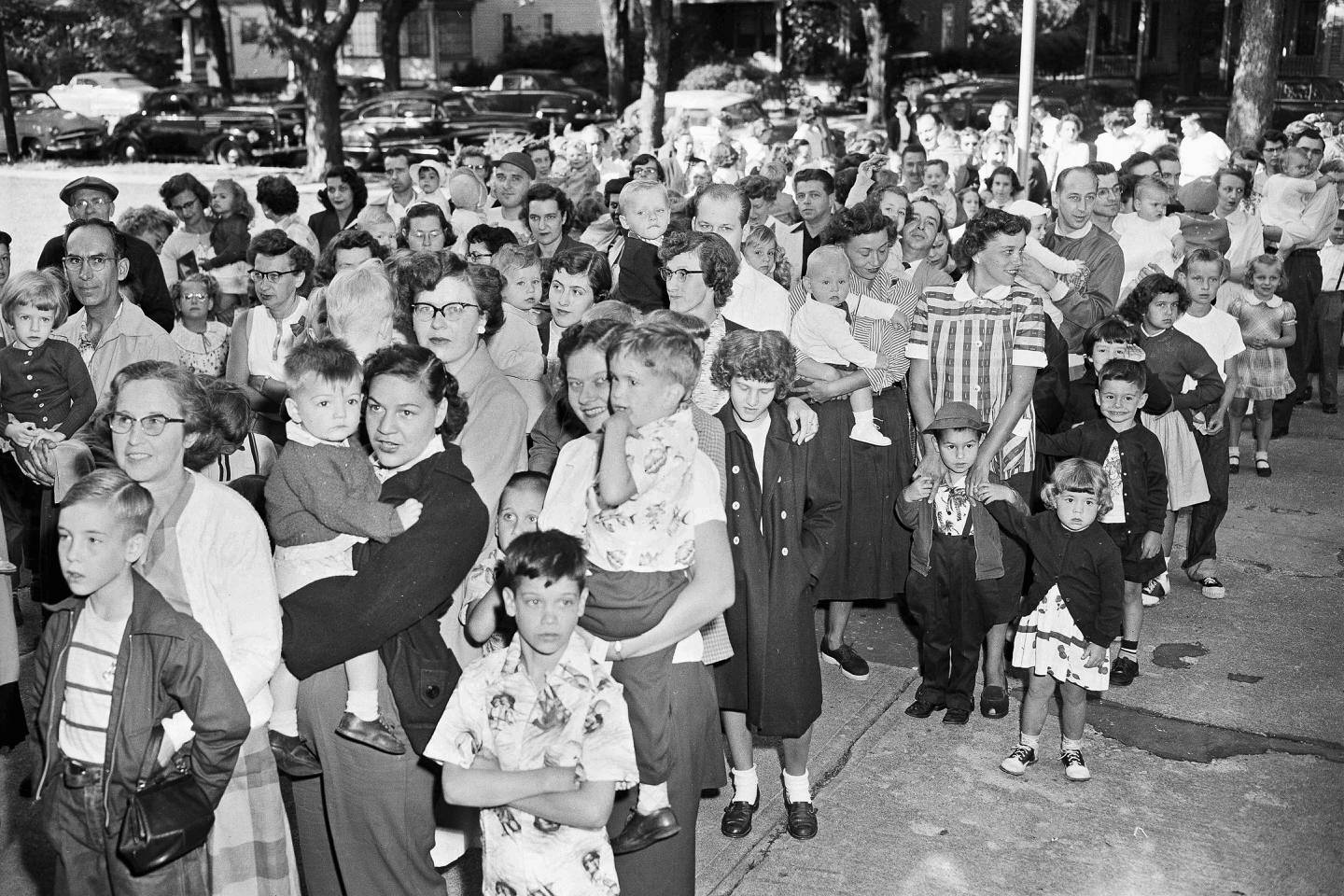 Lange køer med barn og voksne ventet på å få den nye poliovaksinen ved en skole i Elmira i New York i juli 1953, på et tidspunkt da mange barn i USA ble smittet. Mange ble delvis lammet, og en del av dem døde. Foto: Paul E. Thomson / AP / NTB