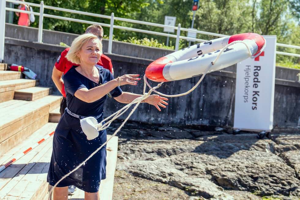 Bildet er av helse- og omsorgsminister Ingvild Kjerkol på øvelse med Røde Kors.