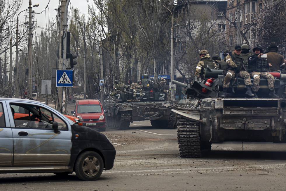 Russiske styrker kjører gjennom gatene i Mariupol. Foto: Alexei Alexandrov / AP / NTB