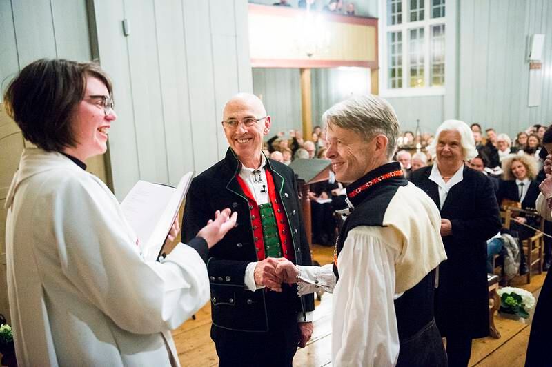 Bildet viser Kjell Frølich Benjaminsen og Erik Skjelnæs. De var det første homofile paret som ble gift i en norsk kirke.
