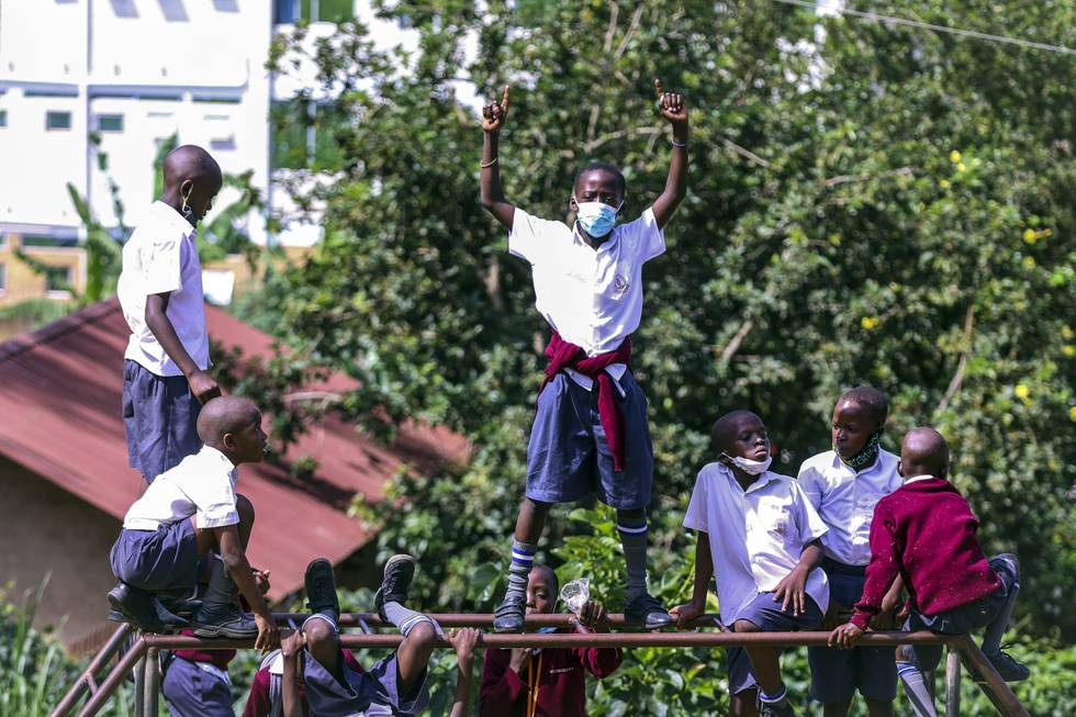 Skolestengningen i Uganda har vart lenger enn i noe annet land. Både Unicef og Redd Barna har gitt uttrykk for bekymring for at elever vil droppe ut. Gjenåpningen av blant andre barneskolen Kitante satte sitt preg på bybildet i hovedstaden Kampala mandag. Foto: AP Photo/Hajarah Nalwadda/NTB