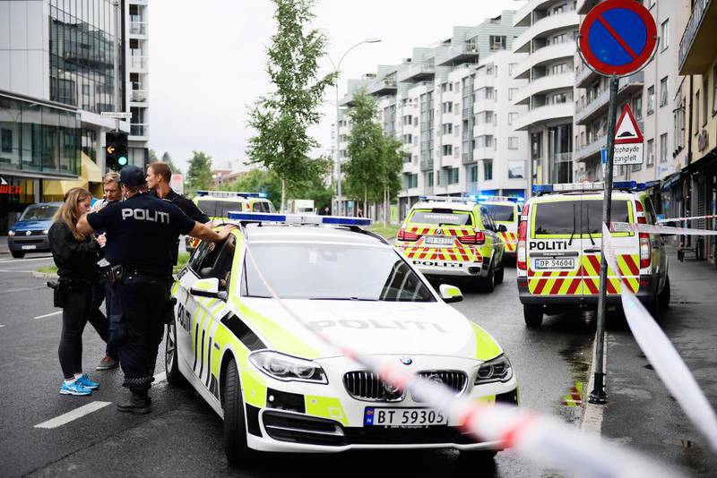 Bildet viser politiet ved steder der en mann ble skutt på Majorstua i Oslo.